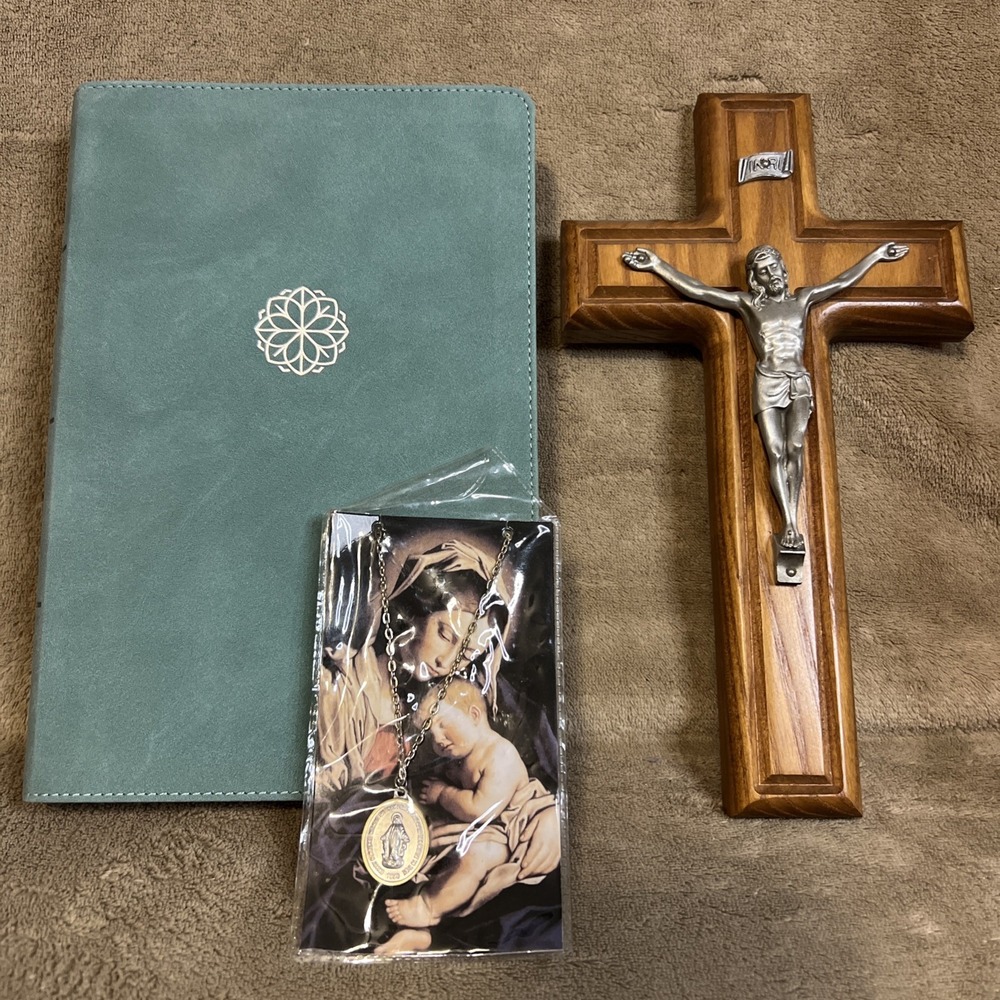 Christian Lot - Holman CSB Bible Divine Word Missionaries Necklace Wood Crucifix